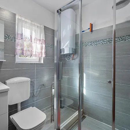Stunning In Dvornice With Kitchen بيت للعطل